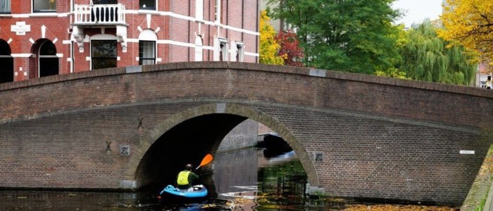 Bruggetje met kano in Den Haag