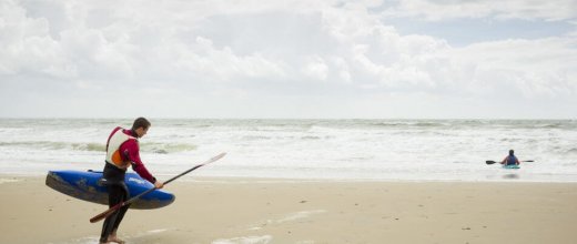 Kanoërs op het strand