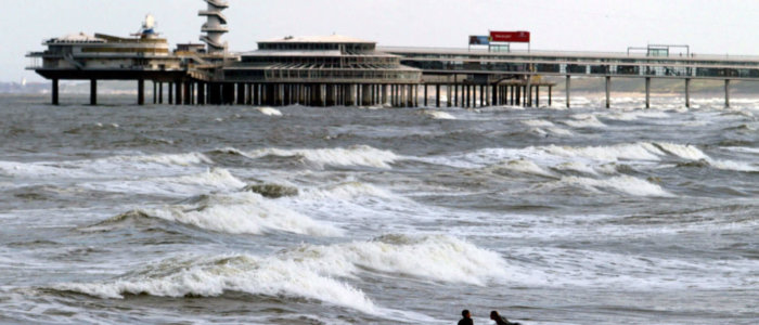 Surfers bij de Scheveningse Pier