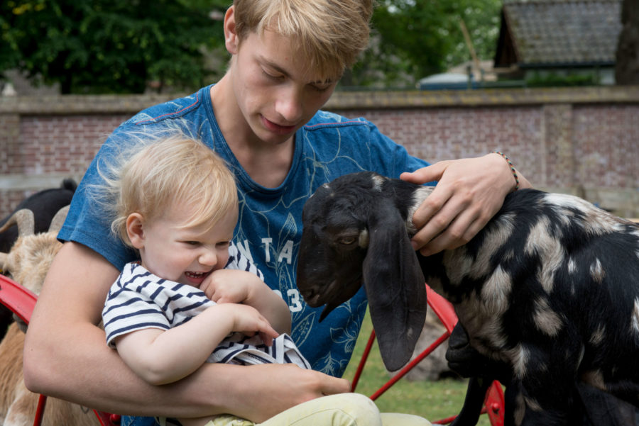 Man met kind en geit