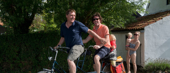 Twee mannen op tandem, klaar voor vertrek