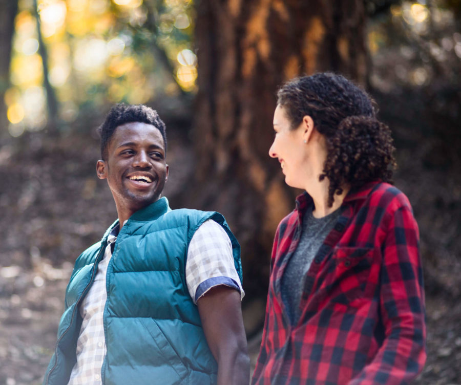 Man en vrouw wandelen in het bos