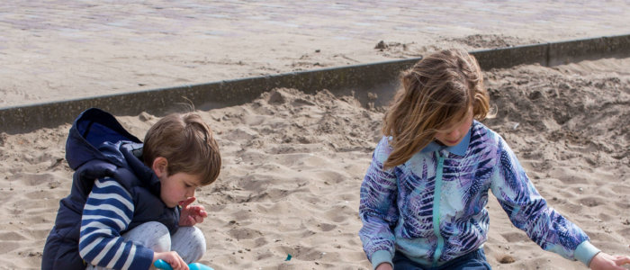 Kinderen spelen in het zand