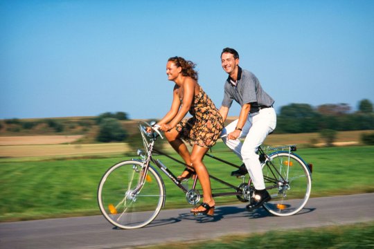 Vrouw en man op tandem