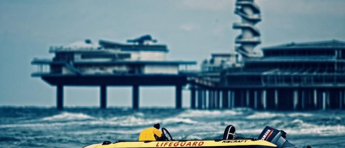 Reddingboot voor de pier van Scheveningen