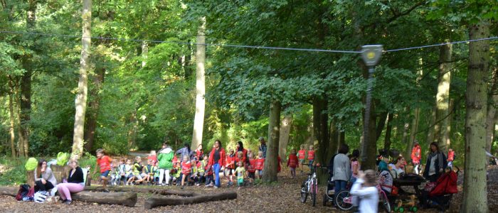 Kinderen in het speelbos