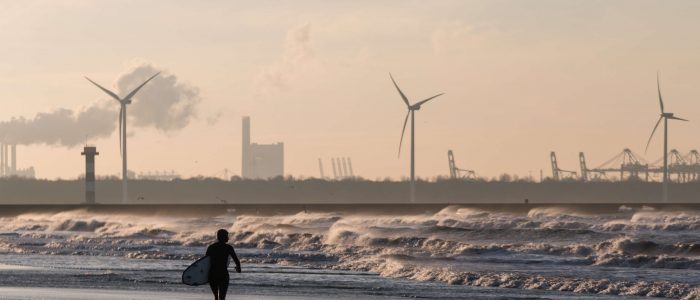 Surfer op het strand bij Hoek van Holland