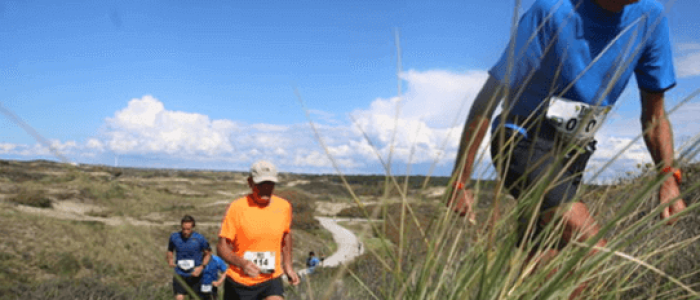 Trailrunners in de duinen