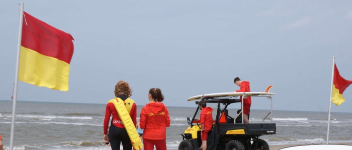 Twee lifeguards houden de baders in de gaten.