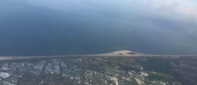 Luchtfoto van 's Gravenzande met Kassen