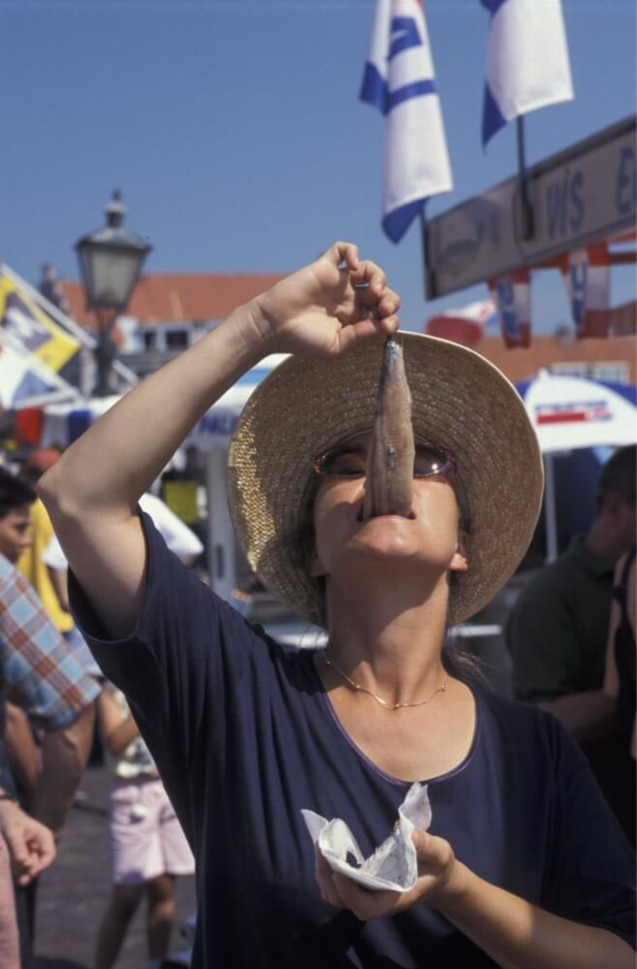 Vrouw hapt in een haring