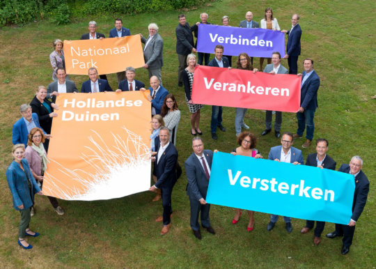 De partners met spandoeken