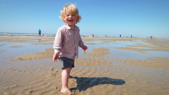 Kind op het strand