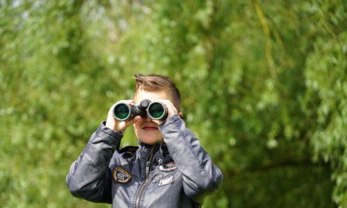 Jongen kijkt door verrekijker